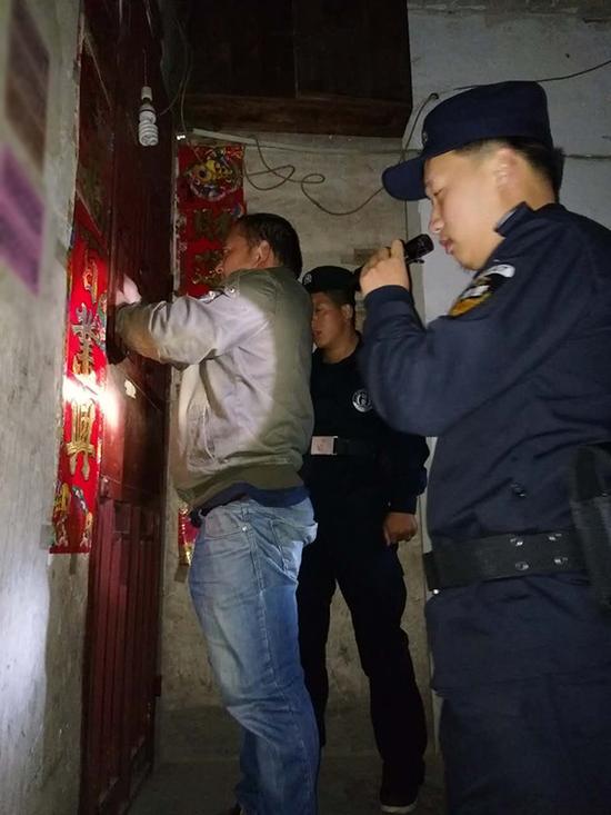 云浮粗心妈妈误将幼女锁家中 